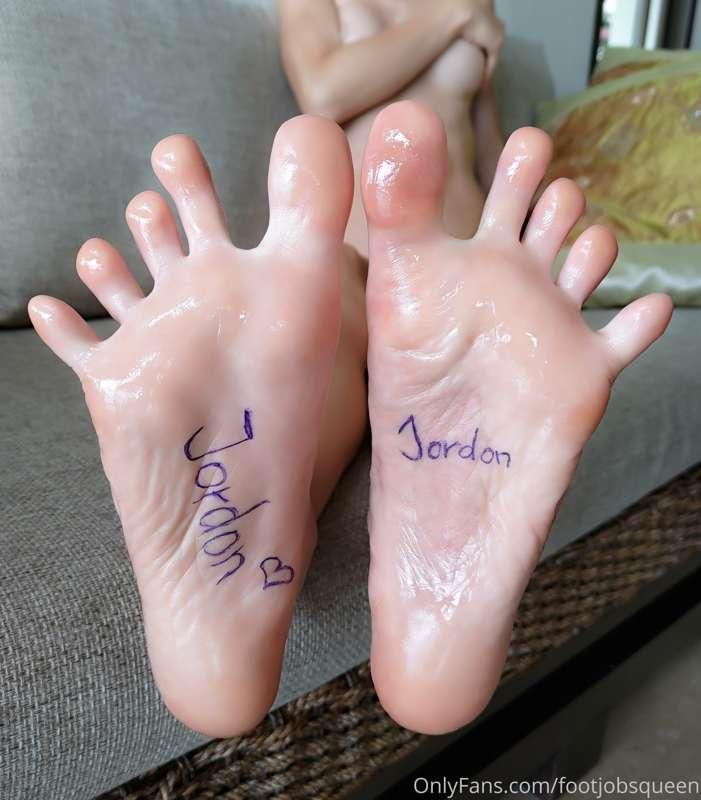 Tip me 10$ and I make you photoset with your name on my feet..