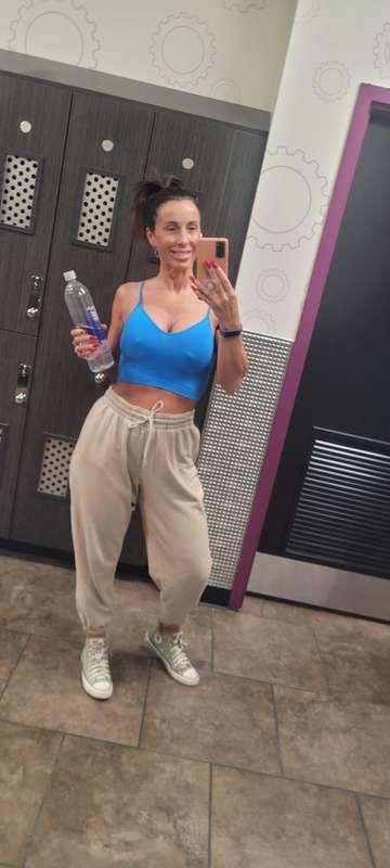 got horny at the gym & rubbed myself off in the tanning bed ..