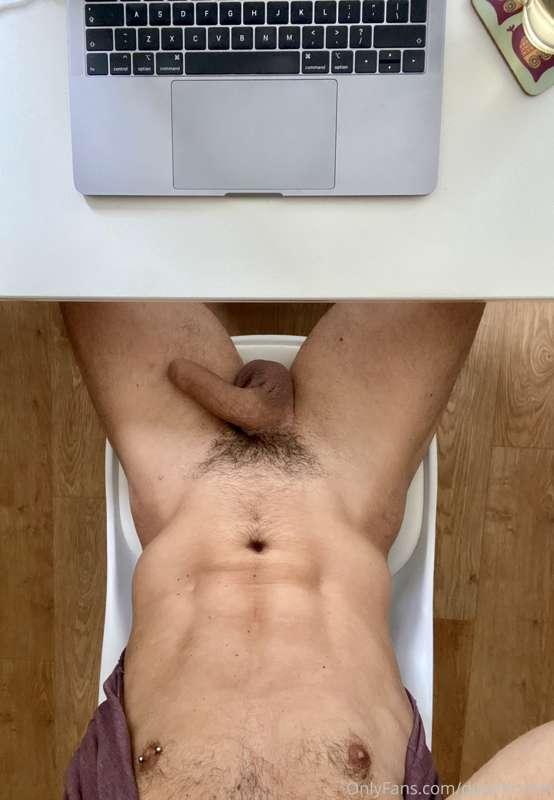 In need of a cute home-twink who can suck me under my desk w..