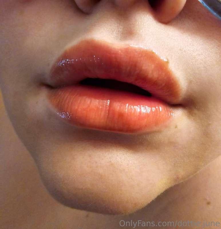 Don't you want these lips wraped around your cock? 