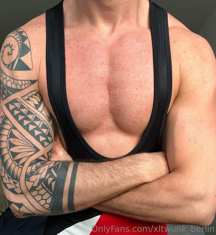 Stop starring and start worshipping my pecs 💪🏻😏