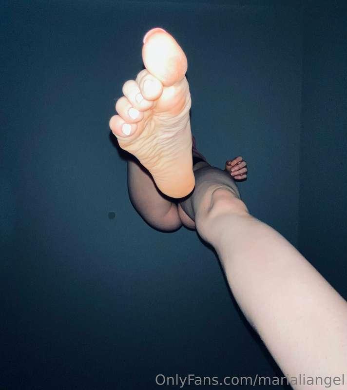 Stay still while I play with you😈😈