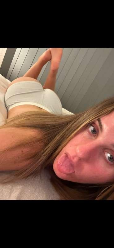 In bed wanting cock🍑🍑🍑🍑