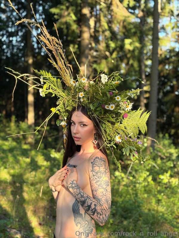 🌺Like a wildflower — untamed, soft, and blooming in her own ..