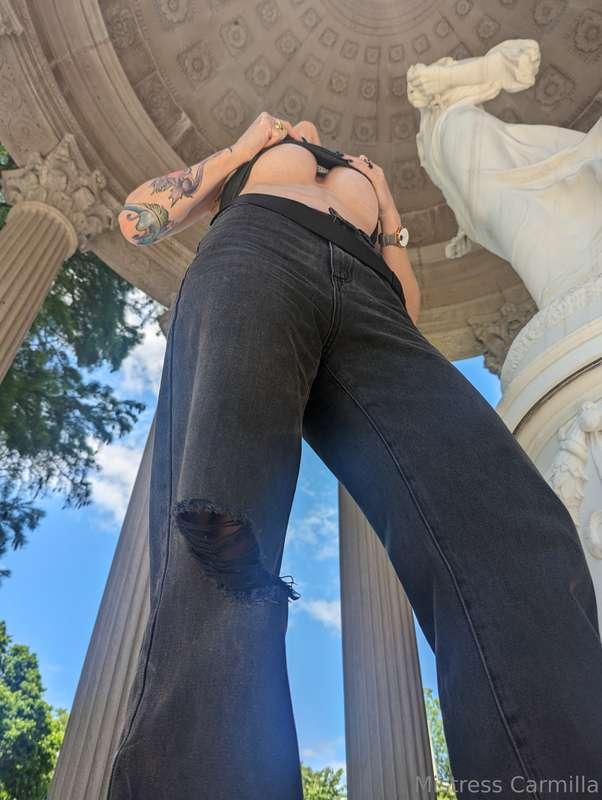 Marble statue and silicone tits...isn't this what the Baroqu..
