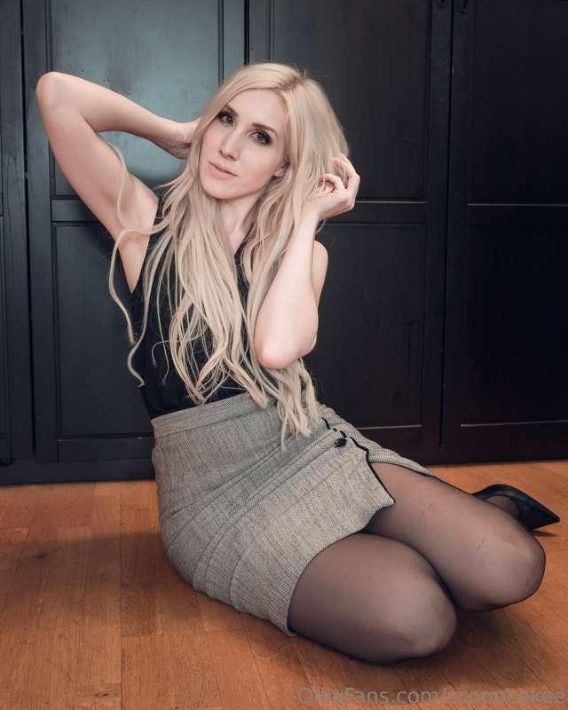 Secretary Scoop reporting for duty again! 😁💋 More Secretary ..