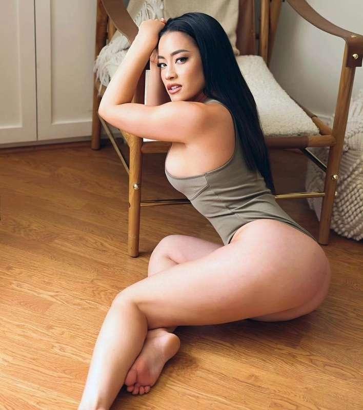 I see you staring.. come over, don't be shy 😈