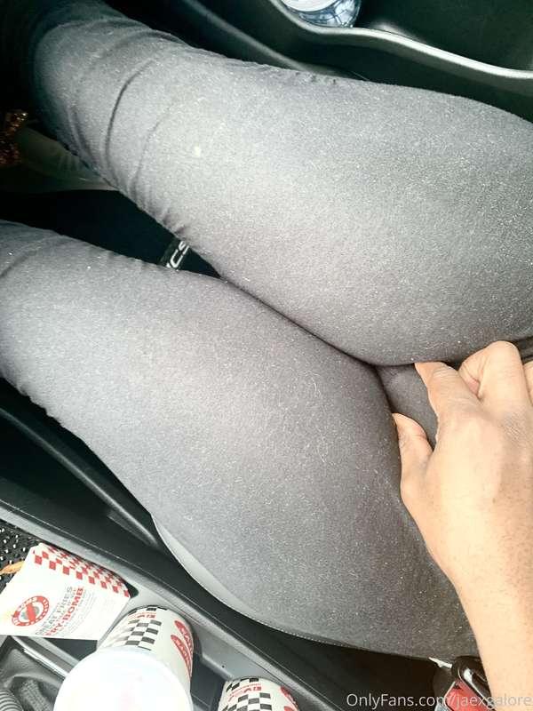 He love squeezing this pussy😋