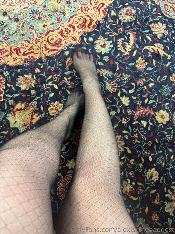 Pantyhose feet 😈 Tip me if you like the view 💸
