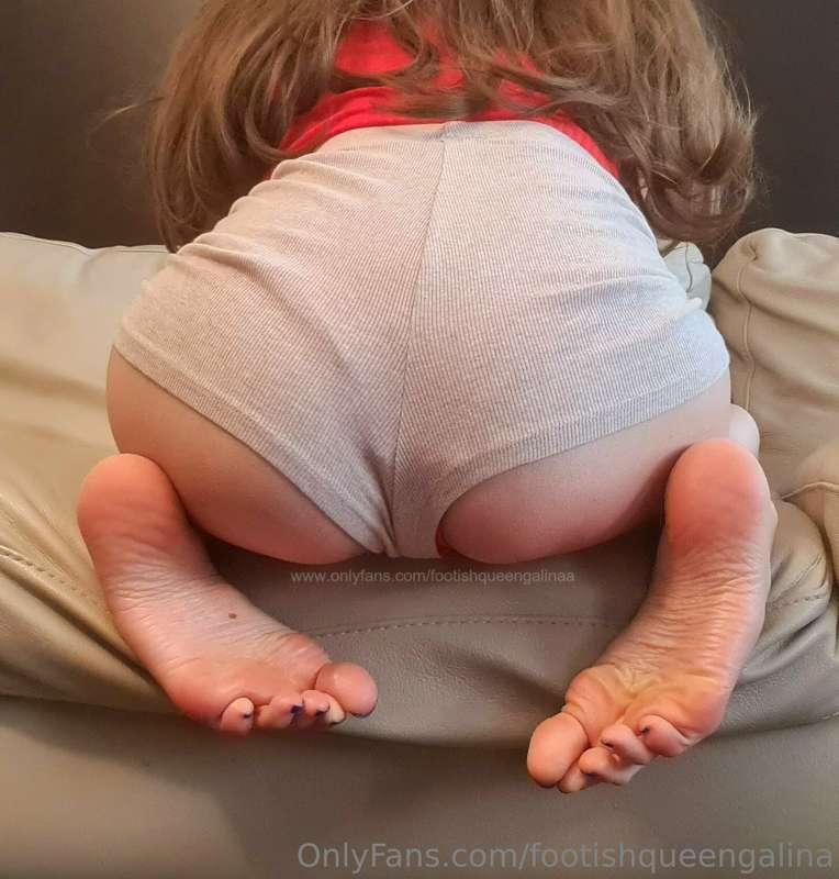 Which view on my ass do you like best? 🙈