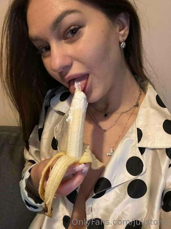 Imagine instead of this banana your 🍆