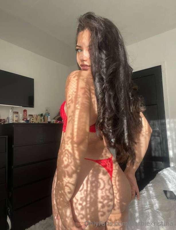 @ellaroseyy is uploading her naughty content daily on feed!🥵..