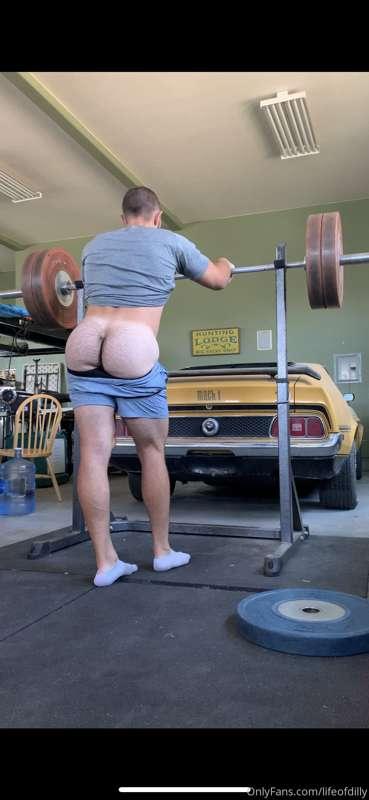 Just a little pre squats booty for you guys on this fine Sun..