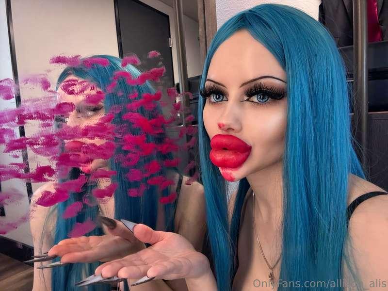 𝙎𝙒𝙊𝙇𝙇𝙀𝙉 𝙇𝙄𝙋𝙎 𝙉𝙀𝙒 𝙆𝙄𝙎𝙎𝙄𝙉𝙂 𝙑𝙄𝘿𝙀𝙊 😘Applying red lipstick 💄Kissi..