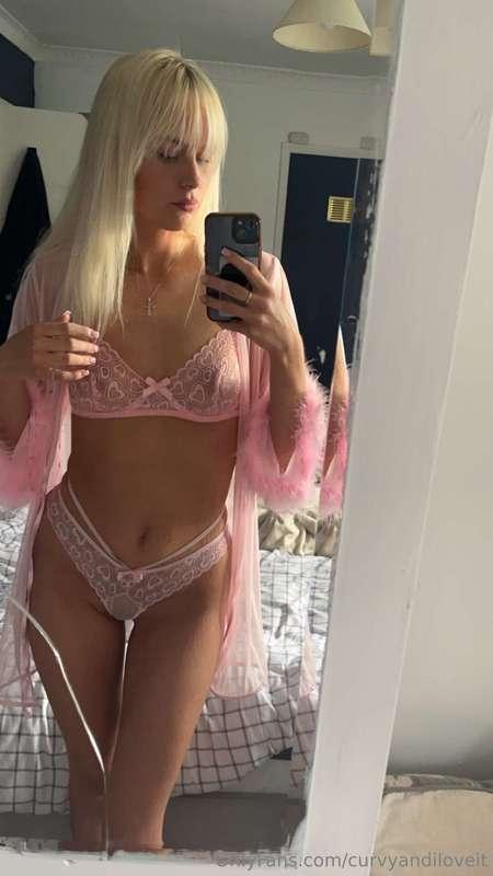 Get subscribing to my beaut friend shanny 😍 she has long leg..