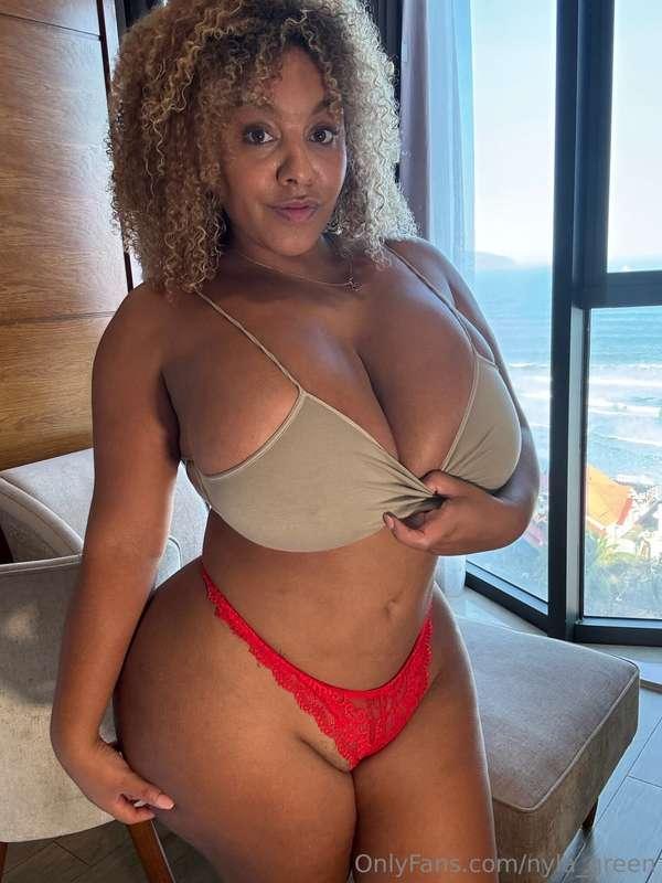 I know you love these big huge tits 🍈🍈