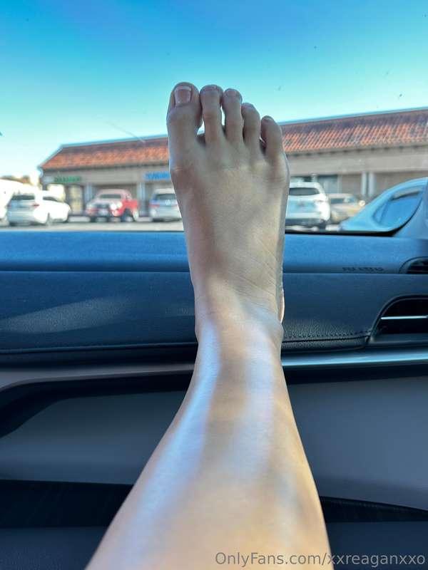 Where are my foot lovers at?! 😜