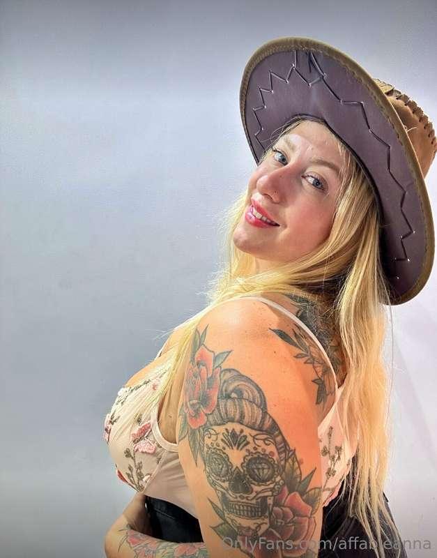 Helloou! I thought I'd give you a little tattoo show, I real..