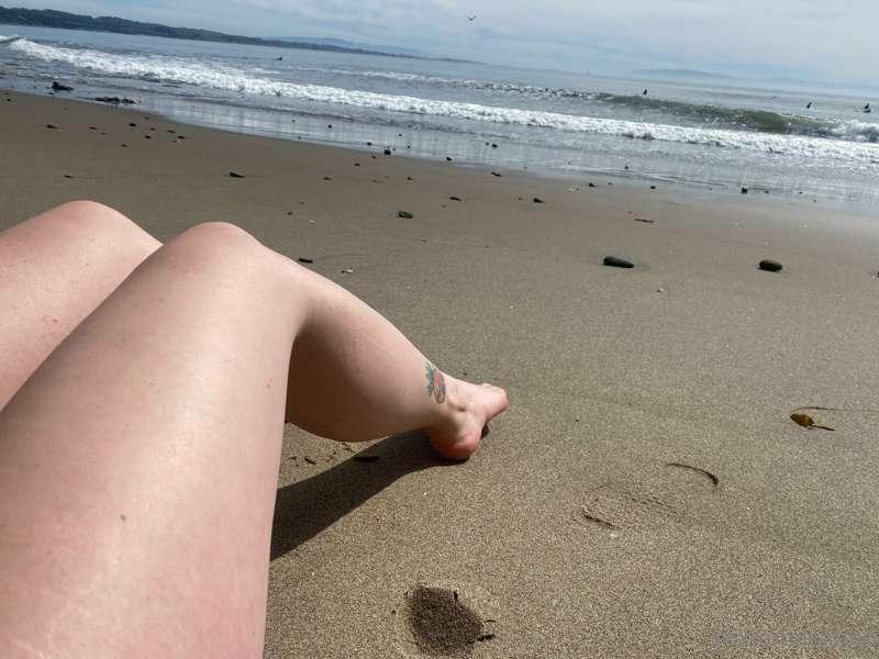 Warm Santa Cruz sunshine on my beautiful bare skin ☀️ 

How ..