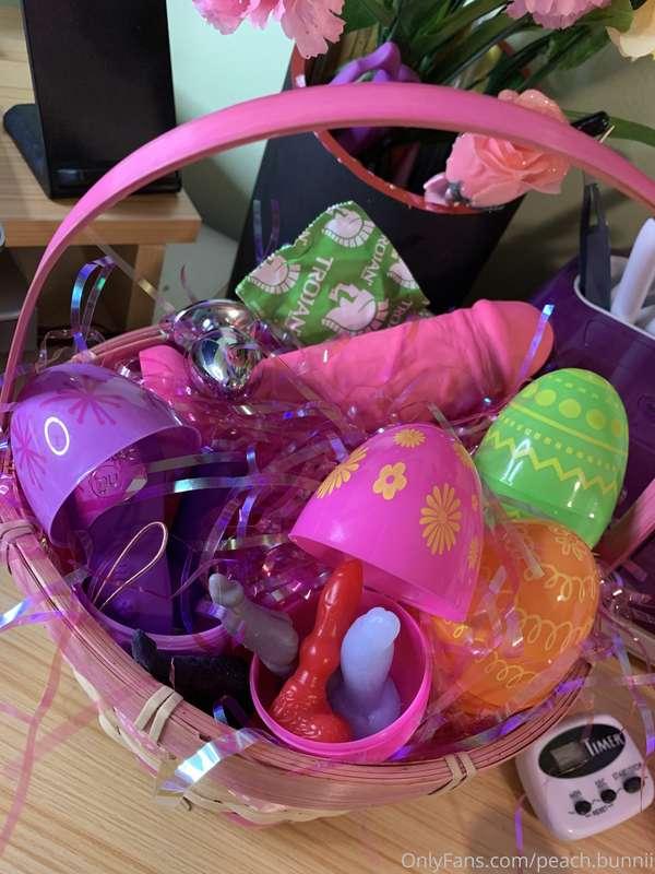 A little bunny is preparing her Easter basket for next week💖