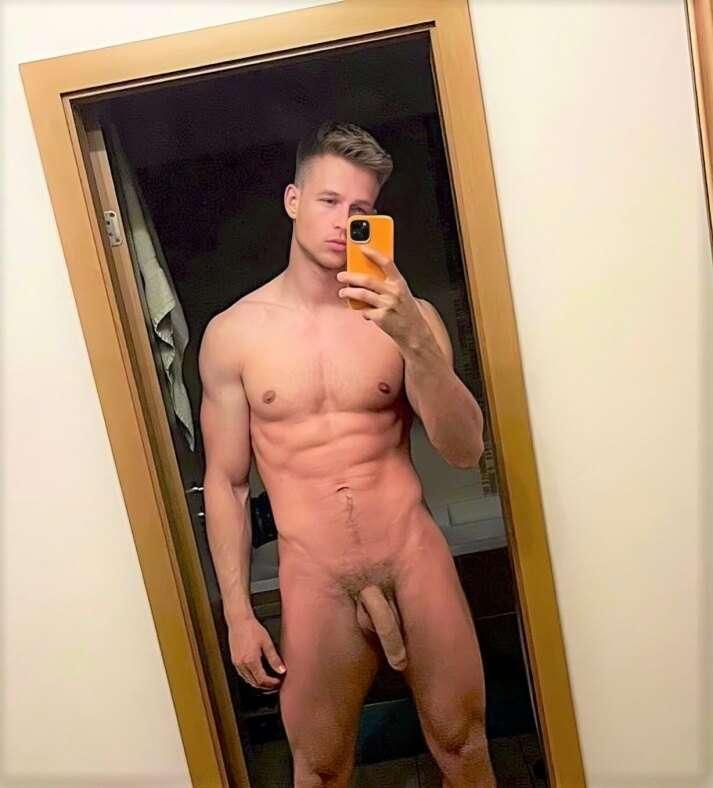Want to play a little game… with no clothes and no rules?😉😈