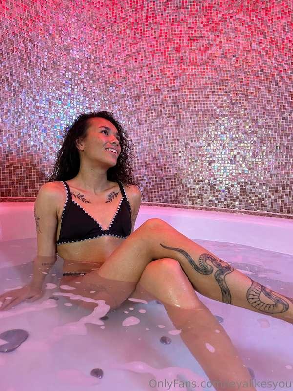 Rub-a-dub-dub, feeling sexy and cute in the tub 🛁😋🤭  (Shakes..