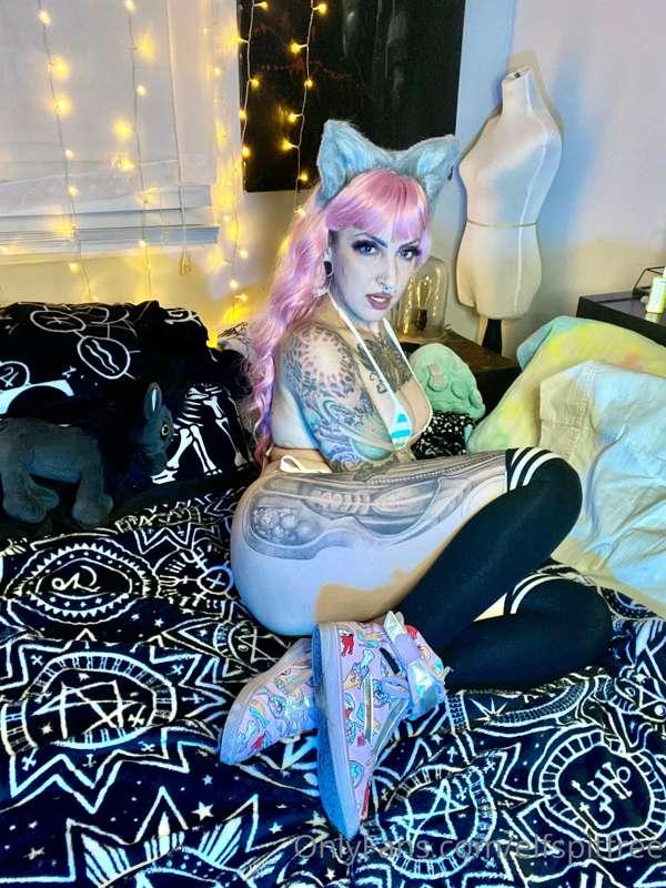 How many fingers do you think I can stuff inside me?
@elfspi..