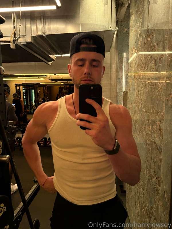 At the gym atm and bored asf… someone keep me company in dms