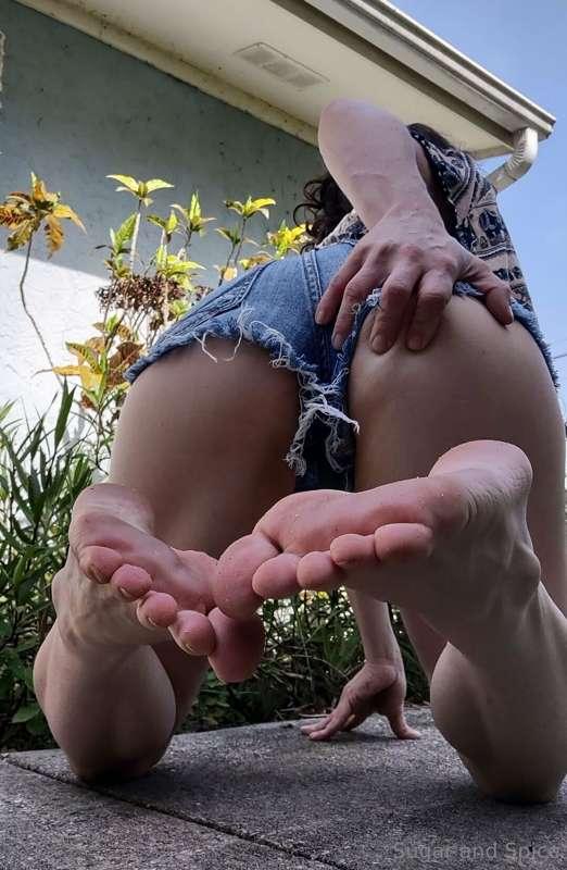 I’m never afraid to get dirty for you 🌻🦶
