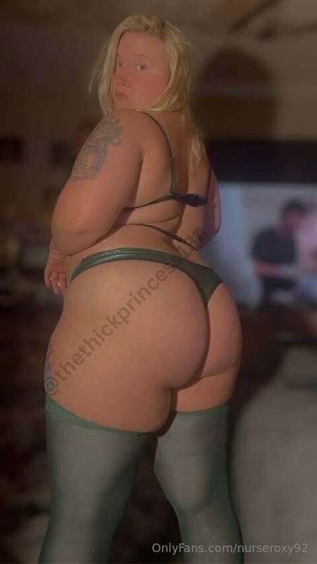 What is this thicc princess favorite way to masturbate? Send..