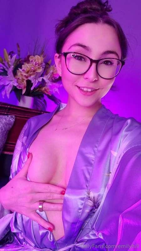 I'm live rn 🥰 https://allmylinks.com/emilyhill