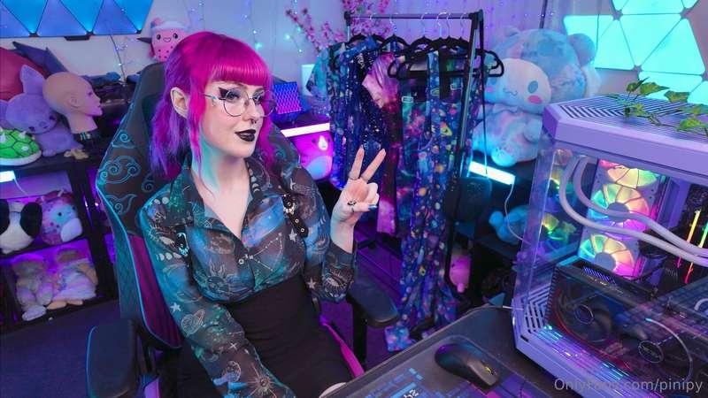 I'm live!! Come chat with me before this nasty cyclone hits ..