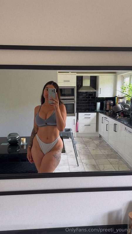 Sunday is for sexy kitchen selfies 😈