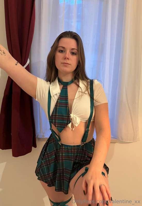 I get fucked as a schoolg*rl 😈 With a nice buttplug 👀