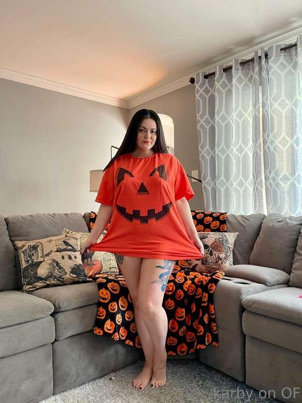 ✨🖤🎃 13 Days of Halloween 🎃 🖤✨ 

Day 3

This giant comfy T-sh..