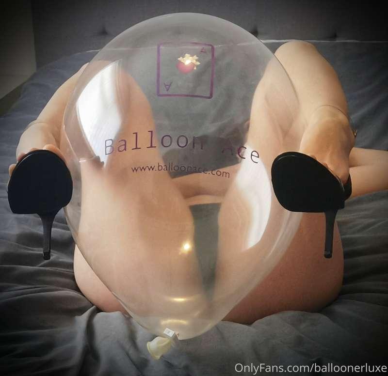 Heels, balloons and a booty what more could you ask for?? 😉