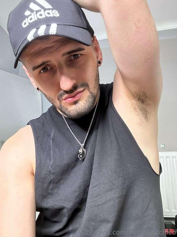 Lick and sniff my sweaty pits 😈