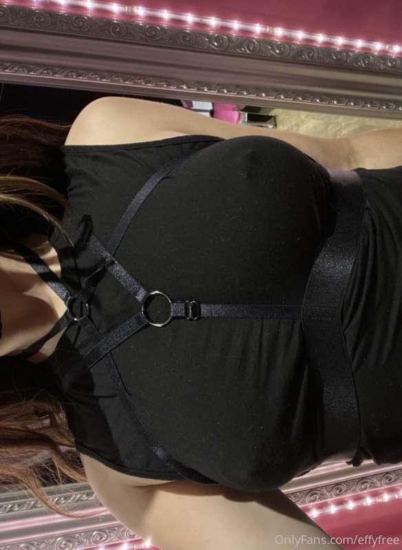 2 pics in a row who is she. Here’s my bewbs