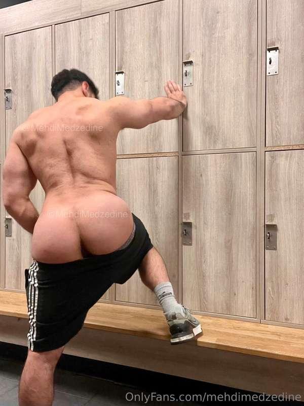 Dans les vestiaires, entraînement des jambes aujourd’hui, vo..