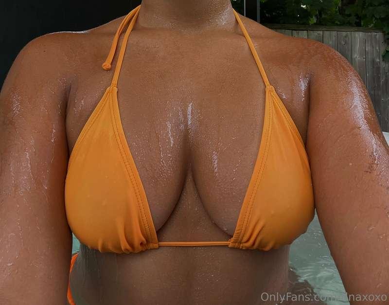 who wants to join me in the hot tub? 💦 you can lay right her..
