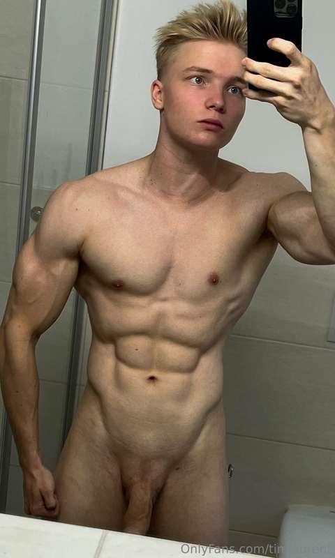 More naked mirror selfies?💦🍆