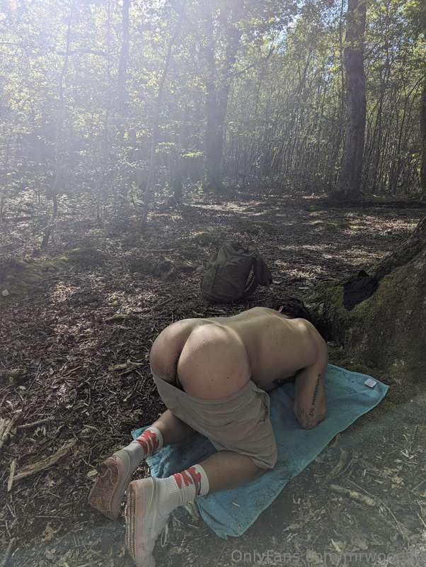 Would you fck me in the woods ? 😉🍑🌲💦