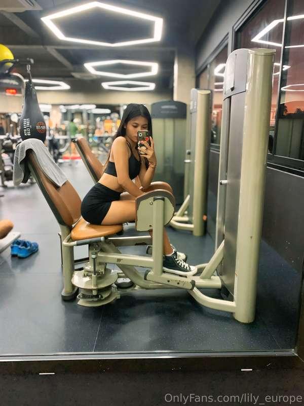 Legs shaking a little more with every press 🍑💦How do you lik..