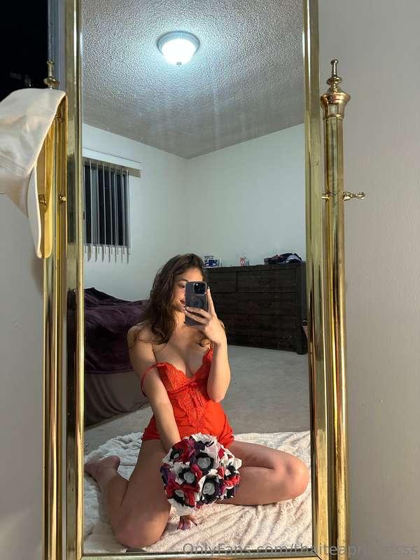 I’m really liking red recently ❤️💋 P.S. The locked photos ar..