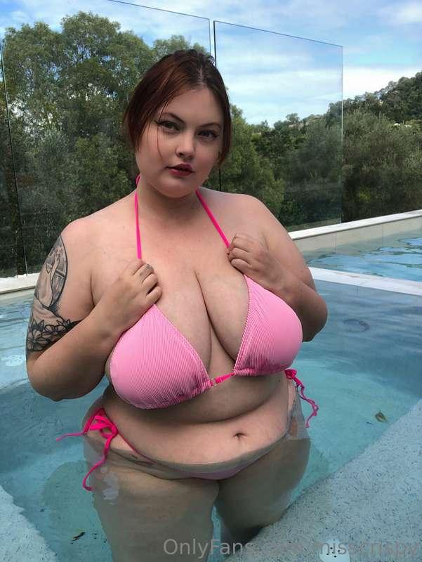Cheeky pool flash 😘