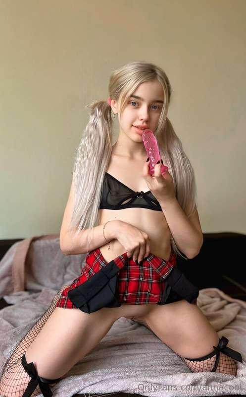 ❤️A naughty girl @blondehere_monica wants to play with your ..
