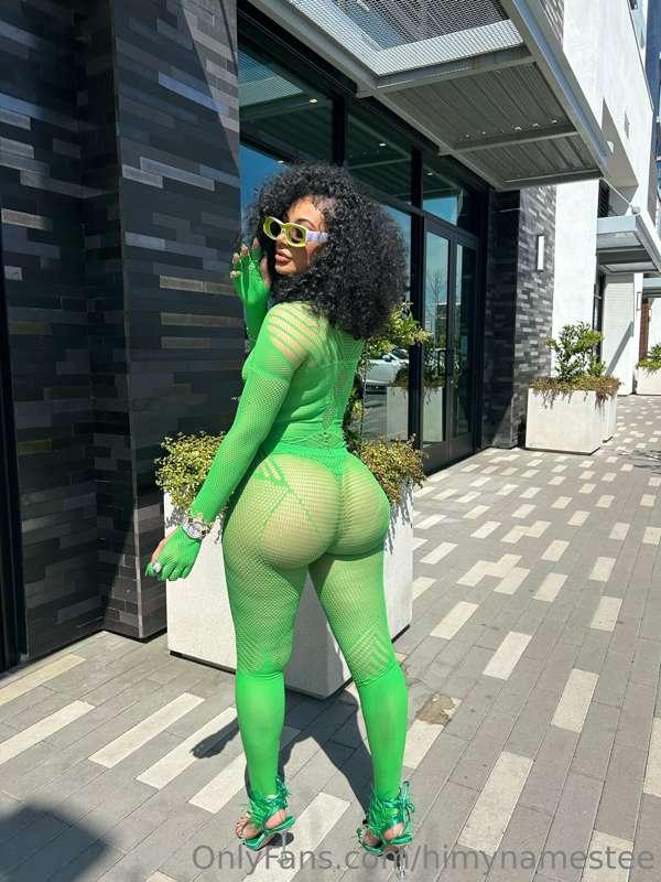 peach like this deserves full attention 🍑