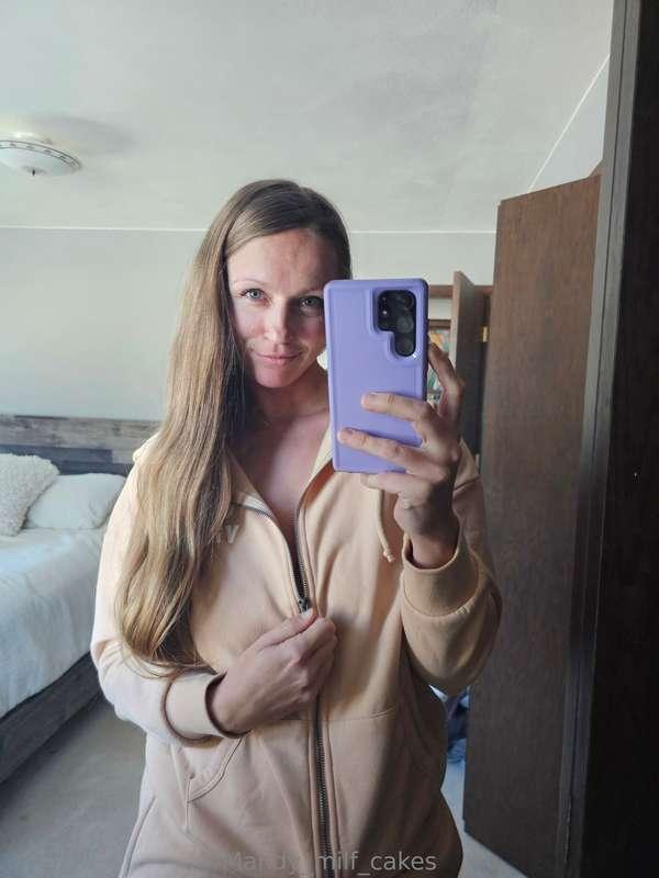 After a long busy weekend it's time to relax in some sweats...