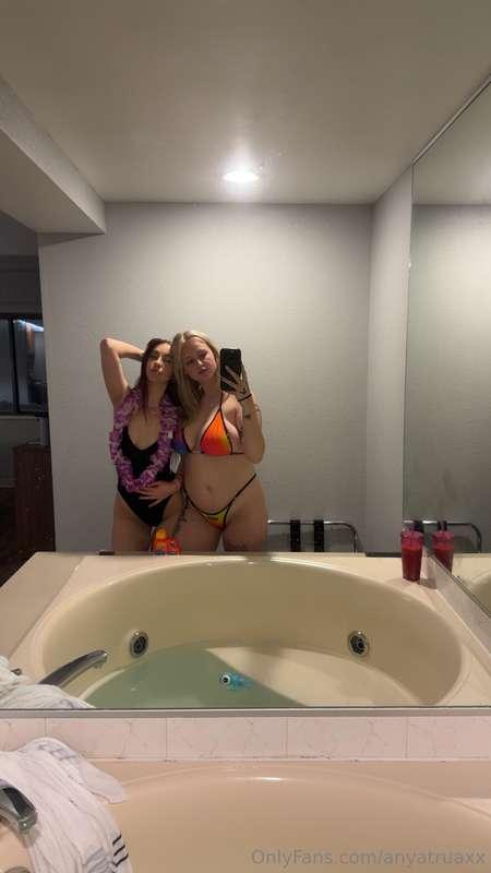 me x leora bday live out tonight ❤️❤️