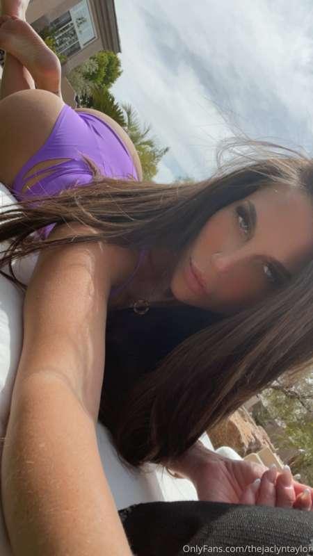 Drinking by the pool means I’m horny 😈 tip $25 💵 & ill make ..